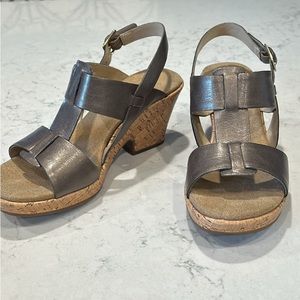 Clark’s Metalic Taupe Sandles size 6M